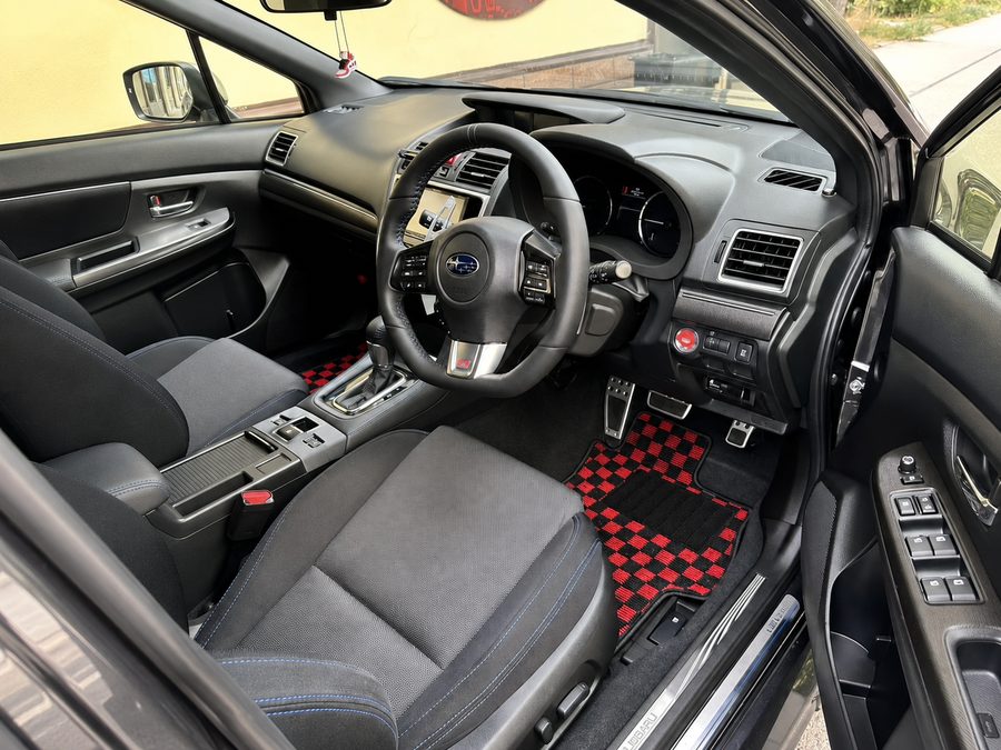 Ворсовый коврик JDM28 в красную клетку в салоне Subaru WRX STI