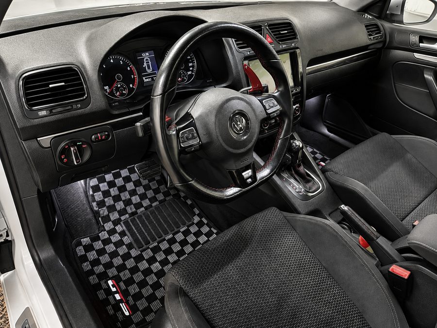 Ворсовый коврик JDM28 в серую клетку в салоне Volkswagen Golf GTI