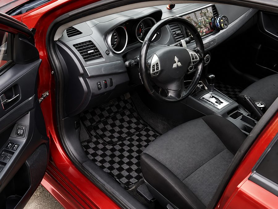 Ворсовый коврик JDM28 в серую клетку в салоне Mitsubishi Lancer