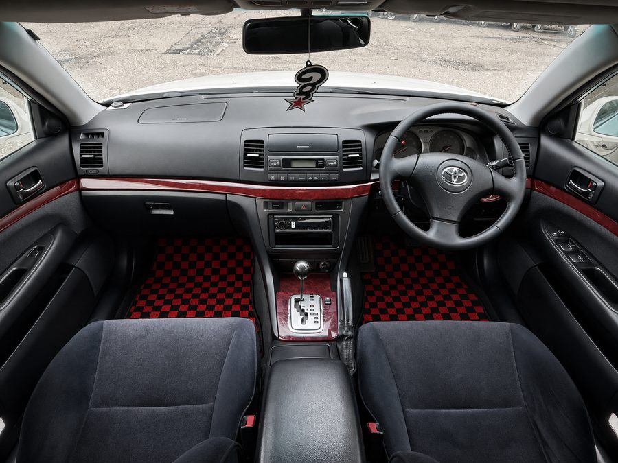 Ворсовые коврики JDM28 в красную клетку в салоне Toyota